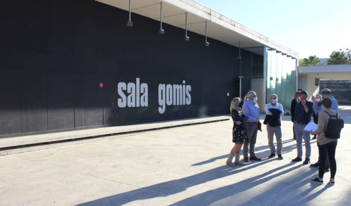 La corporació municipal d'Ontinyent i el departament de salut Xàtiva-Ontinyent a la Sala Gomis. Març de 2021