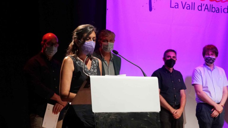 “Tancament perimetral” d’Elisabet Roig es proclama guanyadora en l’acte de lliurament del 27 Premi de Literatura Eròtica “Tancament perimetral” d’Elisabet Roig es proclama guanyadora en l’acte de lliurament del 27 Premi de Literatura Eròtica