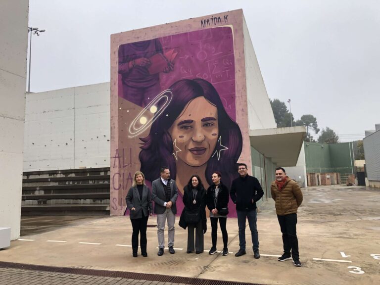 L’IES Pou Clar inaugura un mural dedicada a la científica Alicia Sintes