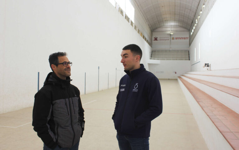 Iván Esparza torna a competir en el trinquet d’Ontinyent en la “Champions League” de la Pilota