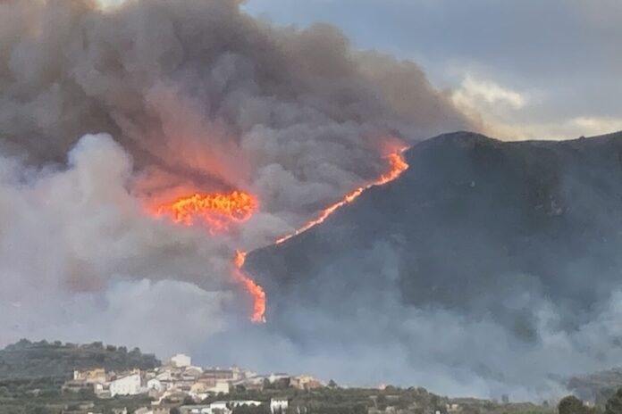 Emergència Montixelvo i Terrateig: L'Incendi Fora de Control Requereix Intervenció de la UME