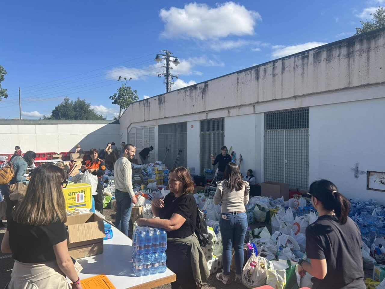 Solidaritat en acció: voluntaris recollint i classificant materials per ajudar els municipis veïns