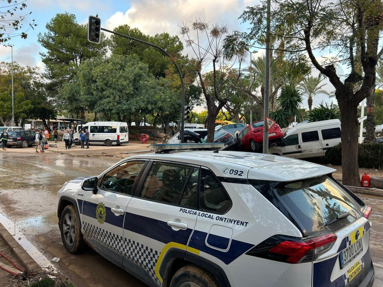 Agents de la Policia Local d'Ontinyent col·laborant a Sedaví