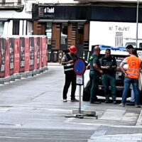 Guàrdia Civil a la plaça Concpeció per l’avís d’amiant. Maig de 2025