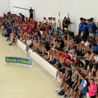 FOTO 5 – Foto de tots i totes els participants al trinquet d’Ontinyent.