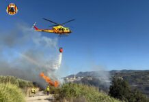 Tres dotacions de bombers i l’helicòpter del CPBV intervenen en l’incendi d’Alfarrasí