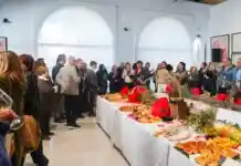 Un centenar de persones omplin el Museu del Tèxtil en la visita guiada amb maridatge de “Tráfico de Modas”