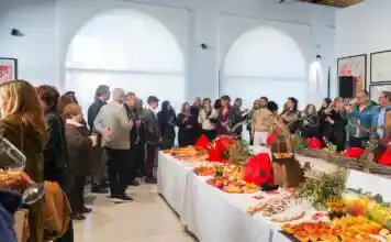 Un centenar de persones omplin el Museu del Tèxtil en la visita guiada amb maridatge de “Tráfico de Modas”