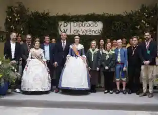 Els fallers majors dels Júniors d’Ontinyent participen en la recepció fallera de la Diputació de València