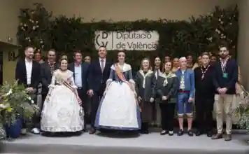 Els fallers majors dels Júniors d’Ontinyent participen en la recepció fallera de la Diputació de València