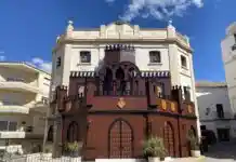 La restauració del castell de festes d’Agullent culmina amb el seu retorn a la plaça