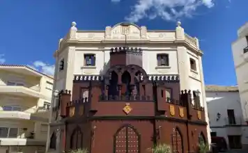 La restauració del castell de festes d’Agullent culmina amb el seu retorn a la plaça
