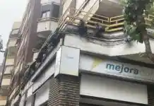 Crida a penjar bosses negres als balcons en una nova acció contra el porta a porta