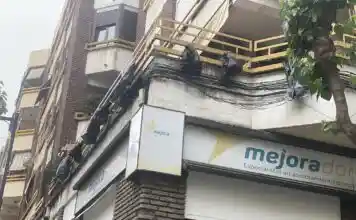 Crida a penjar bosses negres als balcons en una nova acció contra el porta a porta