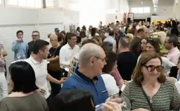 El vi i l’embotit impulsen el Mercat d’Ontinyent amb milers de tapes i alta participació