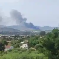 Sis dotacions de bombers treballen en un incendi industrial a la Vall d’Albaida