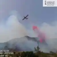 Un incendi en una planta de biomassa de Llutxent mobilitza un ampli dispositiu aeri i terrestre