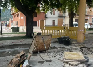 Aielo de Malferit repara el paviment del parc de la plaça Constitució 851753578_897211030022959_4924804048849653507_n