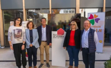 Dos usuàries d’ADIEM reben les primeres claus de les vivendes públiques del Delme adiem3