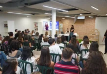L’Escola Feminista d’Ontinyent reunix 80 persones i prepara una nova xarrada sobre pressió estètica escolafemin1a
