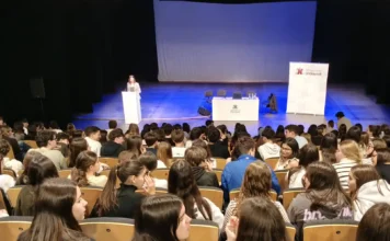 Estudiants d’Ontinyent escolten testimonis sobre salut mental en una jornada a la Sala Gomis salutmental1