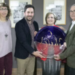 Carmen Agulló amb el premi Fer Comarca de l’IEVA